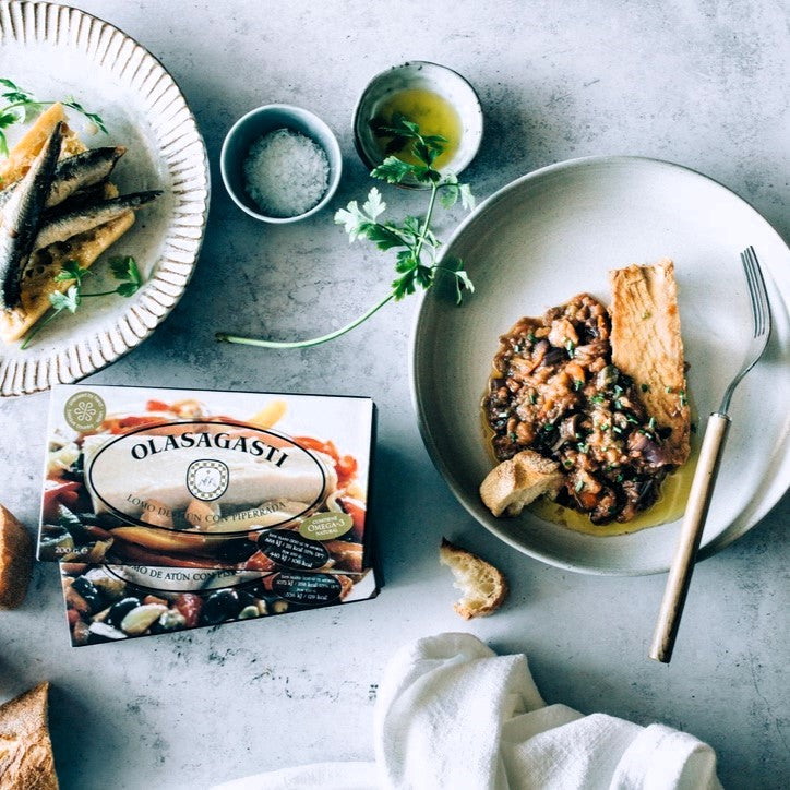 can of Tuna with ratatouille, from the Olasagasti brand. Sardines served on a slice of bread, ratatouille served on a plate.
