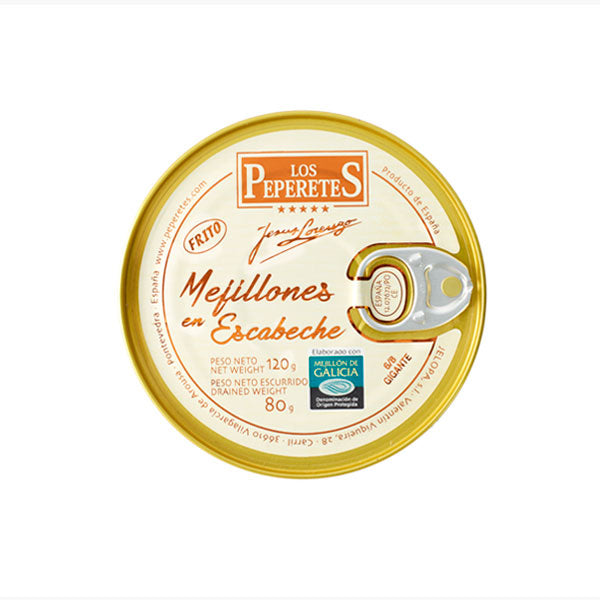 Los Peperetes Mussels in Escabeche (Mejillones en Escabeche). A premium round gold and cream tin featuring 6/8 Giant PDO Galician Mussels. Lightly fried in olive oil and preserved in a traditional mild pickled sauce. An artisanal Galician classic signed by Jesús Lorenzo.